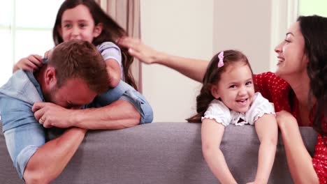 familia feliz jugando en el sofá