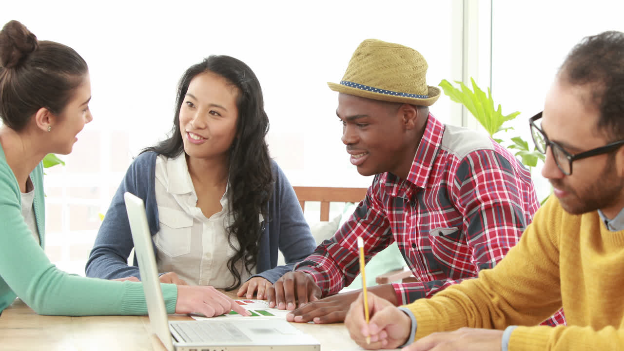 equipo de negocios creativos teniendo una reunión