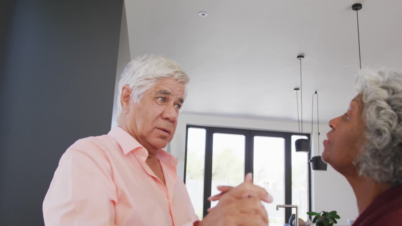 행복 한 고령자 부부 가 노인 집 의 부 ⁇  에서 춤 을 추고 있다