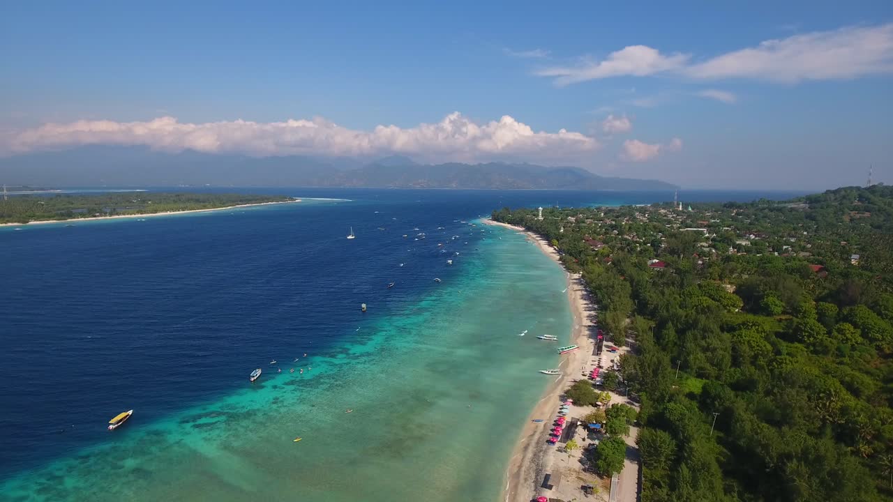 drone con vista aérea de velocidad x2 volando sobre gili trawangan hacia gili meno, bali, indonesia, imágenes de vacaciones de islas tropicales y playa