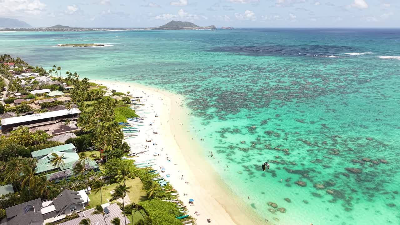 Bãi biển Lanikai, Đảo Oahu, Hawaii, Hoa Kỳ. Cảnh quay bằng drone bờ biển cát nổi tiếng và đại dương màu ngọc lam