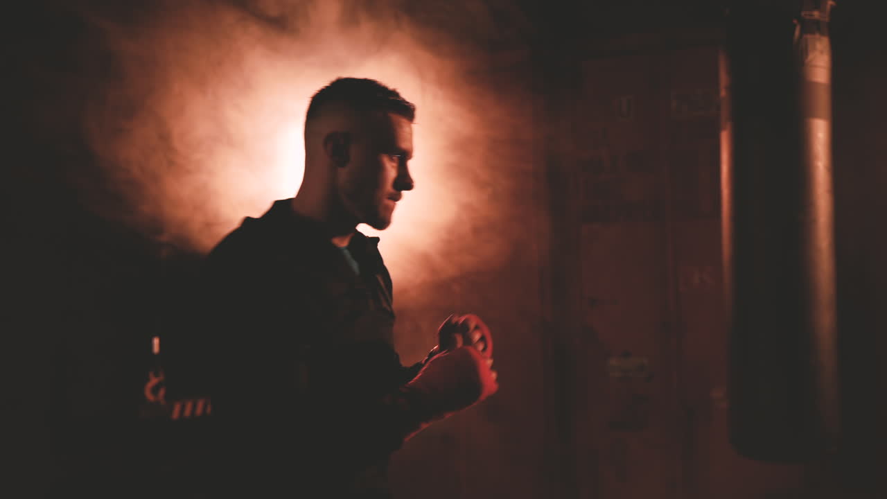 권투 선수는 공기를 펀칭하여 워밍업