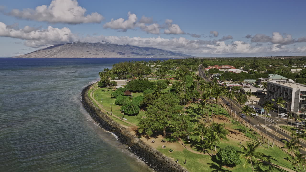 Kihei, Maui, Havaiji ilmakuvaus v7: drone-ylilento Kalama Parkin yli South Kihei Roadin varrella, kuvaten kaupungin keskustan ja Länsi-Mauin vuoristonäkymiä horisontissa – Kuvattu Mavic 3 Cine -kameralla – Joulukuu 2022