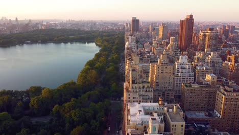 Sunset-Over-Central-Park-Lake,-Golden-Hour-NYC,-Urban-Oasis,-Panorama