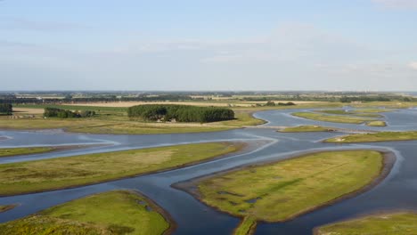 toma aérea hacia atrás de un hermoso paisaje de dunas de agua - un área natural y un parque recreativo en la provincia de zelanda, países bajos