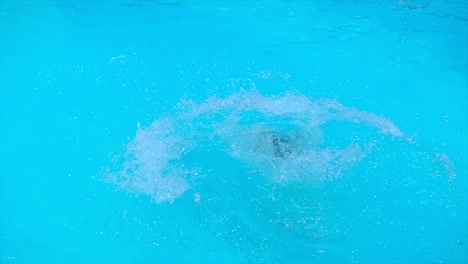 el niño nada en la piscina. foco selectivo. niño.