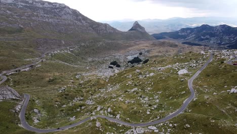 carretera panorámica en el parque nacional durmitor, montenegro - antena