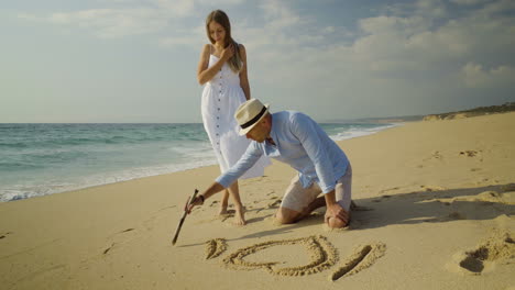 Joven-Pareja-Enamorada-En-La-Playa-De-Arena