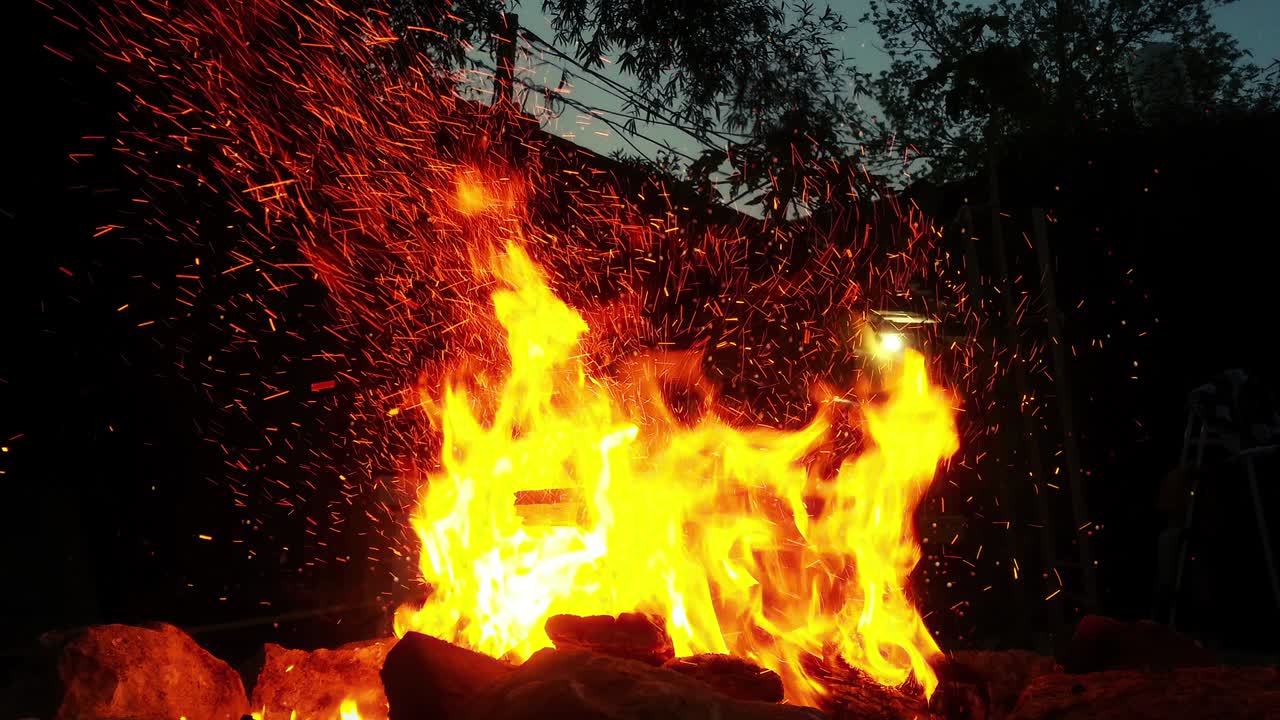 cinemagraph de chispas que se levantan de una hoguera por la noche