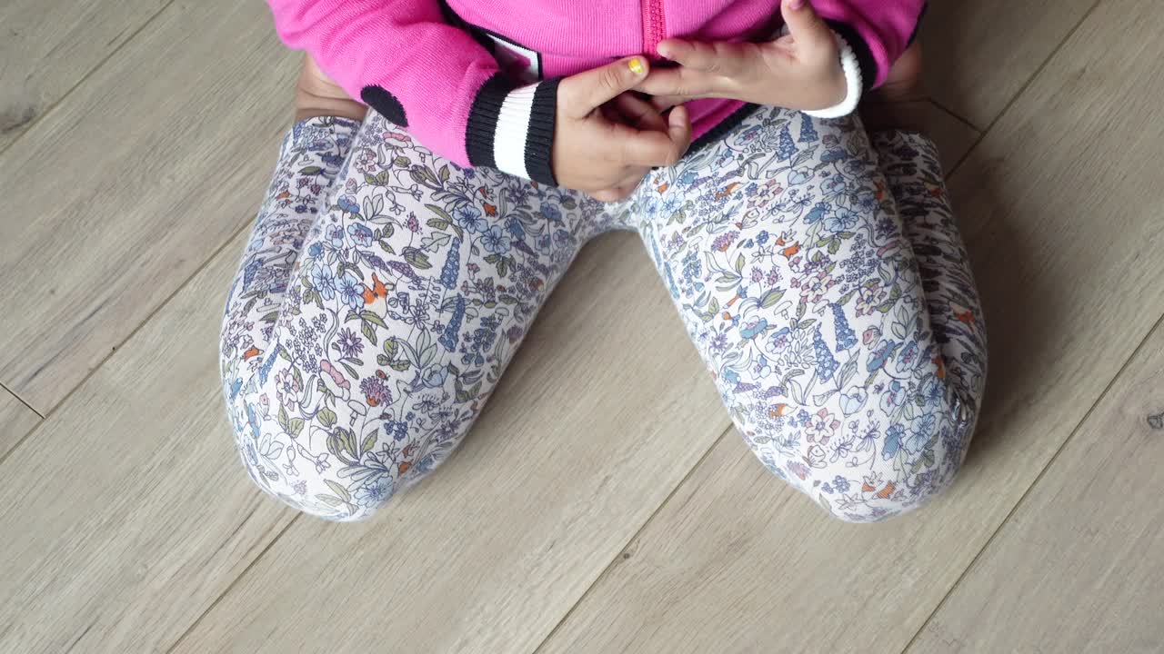 niño sentado en el suelo