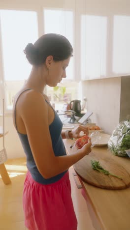 mujer cocinando en la cocina