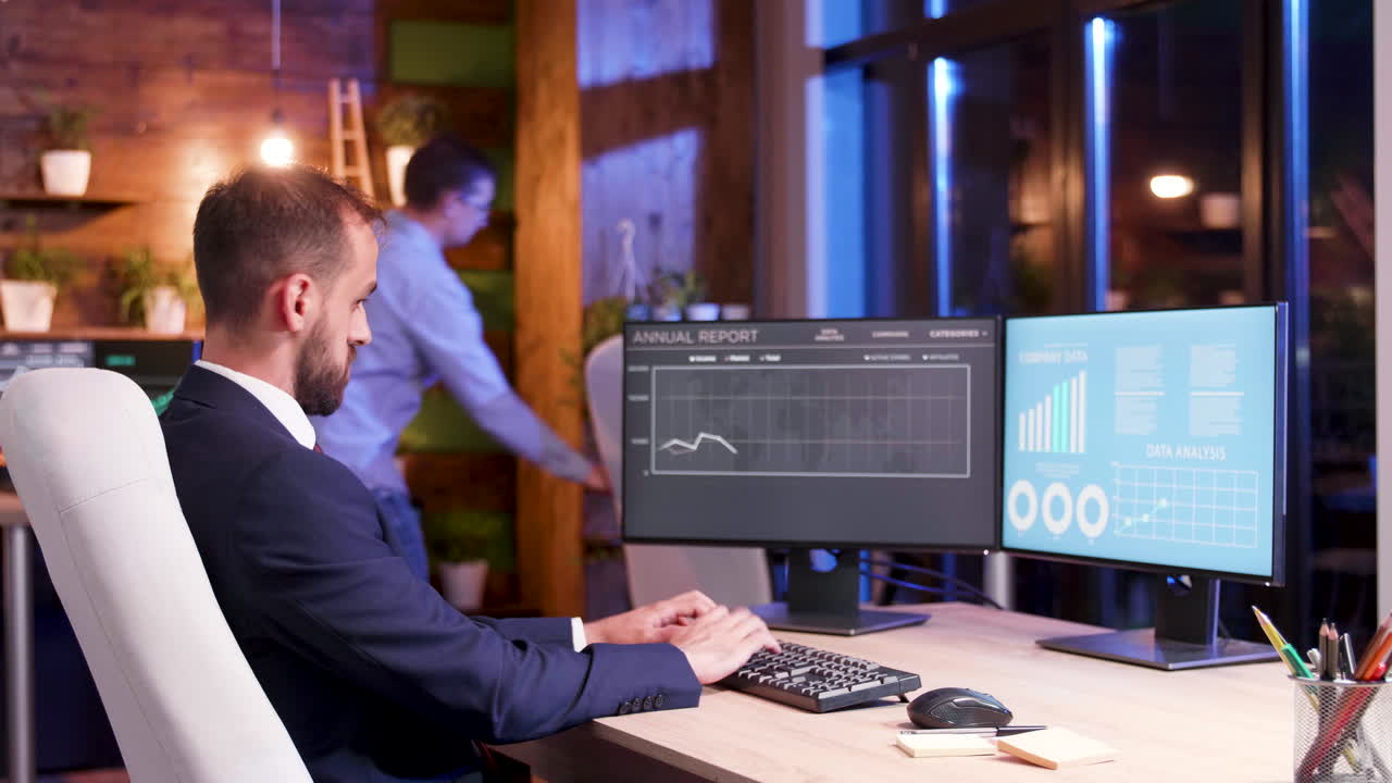 hombre trabajando en la computadora en la oficina