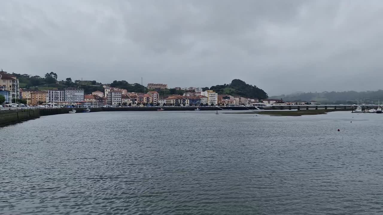 vista estática de un paisaje urbano con el estuario de ribadesella, asturias