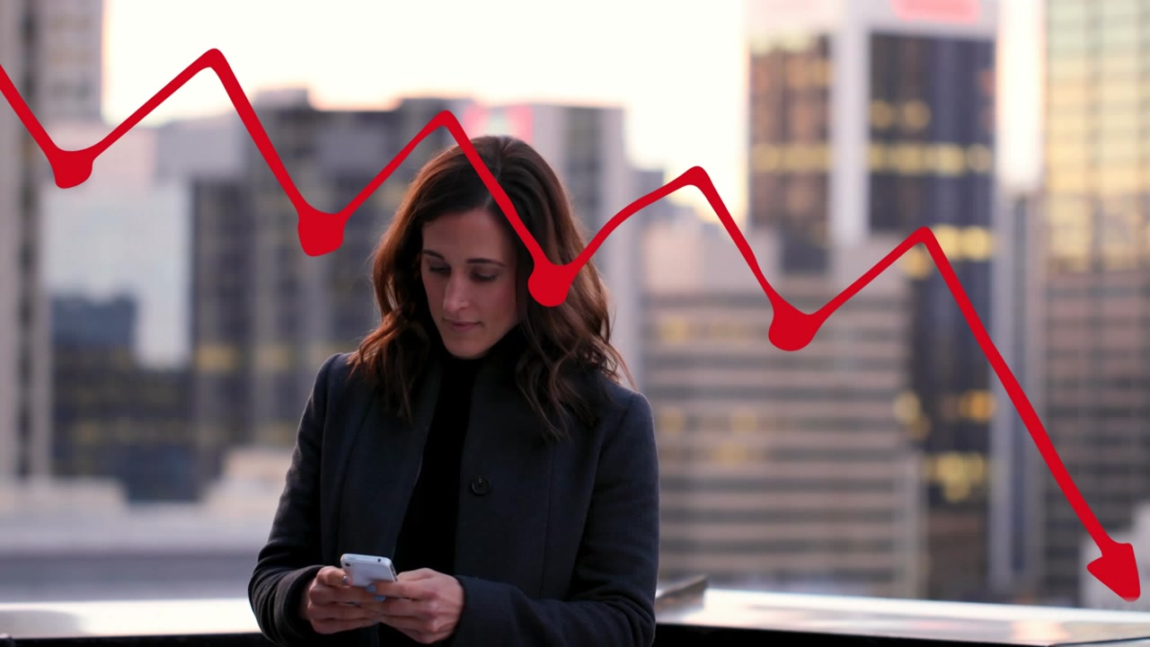Animação de gráfico sobre empresária caucasiana usando smartphone.