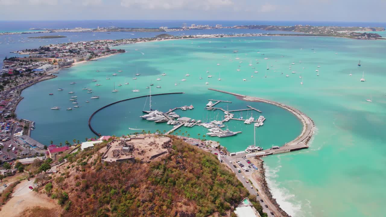 Ripresa cinematografica con drone della bellezza costiera di St. Martin.