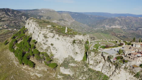 castillo histórico en la cima de una montaña