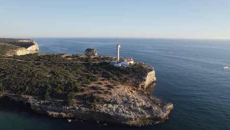 Vista-Aérea-Del-Faro-De-Ponta-Do-Altar-En-El-Borde-Del-Acantilado-En-Ferragudo,-Portugal