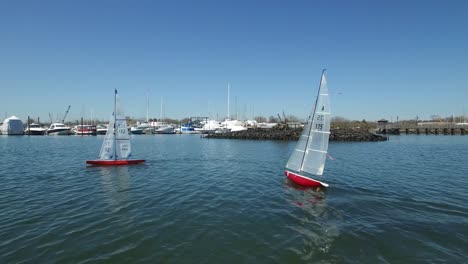 Una-Antena-De-Barcos-De-Juguete-Que-Compiten-Con-En-Un-Lago-3