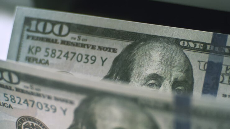 Banconote da cento dollari statunitensi impilate