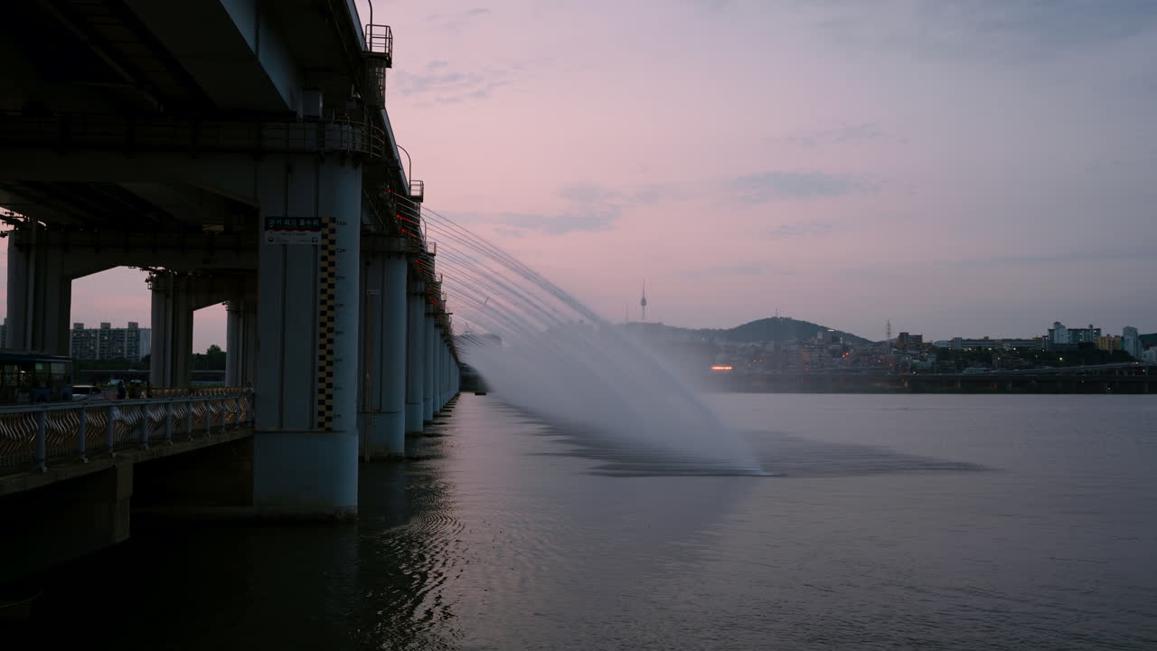 반포 다리 달빛 무지개 분수 쇼와 해가 지는 시기에 서울의 자동차 교통