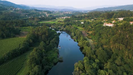 Luftaufnahme-Des-Flusses-Lima-Und-Der-Ländlichen-Landschaft-In-Der-Stadt-Ponte-De-Lima-In-Portugal