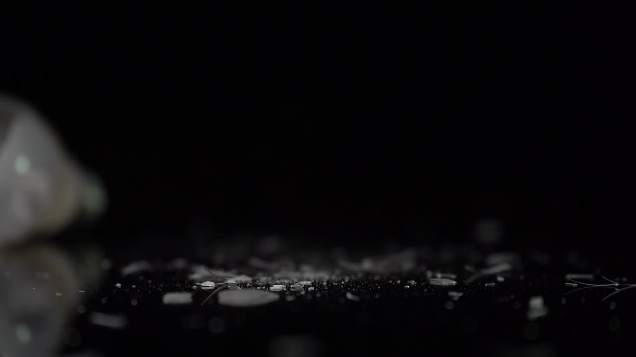 유리 조각에 떨어지는 램프, 재생 가능한 에너지 개념, 빈티지 전구 교체