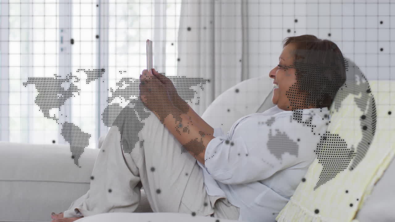 animación del globo con mapa del mundo sobre mujer biracial usando tableta