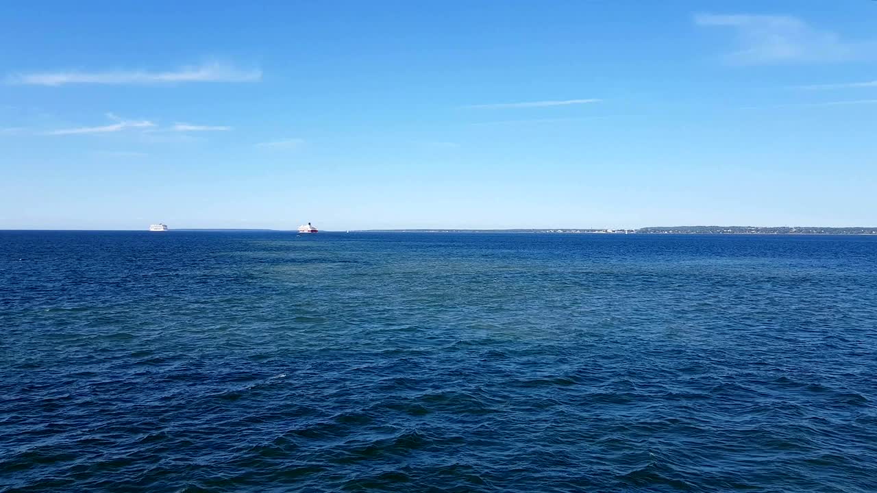 바다와 하늘의 구름의 풍경. 바다 위의 은 날씨에 구름과 함께 파란 하늘.