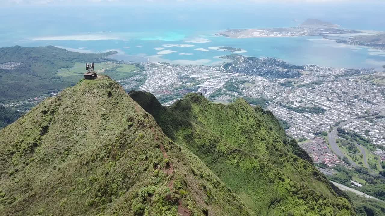 드론은 오아후에서 4000피트 상공에서 천국으로 가는 계단의 산 정상 트레일을 촬영하여 산의 새로운 관점을 보여줍니다.