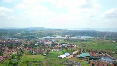 Paisaje-Urbano-Con-Cervecerías-Del-Nilo-Y-Segundo-Puente-Del-Nilo-En-Jinja,-Uganda,-áfrica