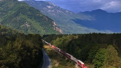 Ein-Zug,-Der-An-Einem-Bewölkten-Tag-Neben-Dem-Fraser-River-In-Der-Nähe-Von-Hope-(British-Columbia)-Fährt,-Zeigt-Die-Malerische-Pracht-Der-Region-Bei-Bewölktem-Himmel