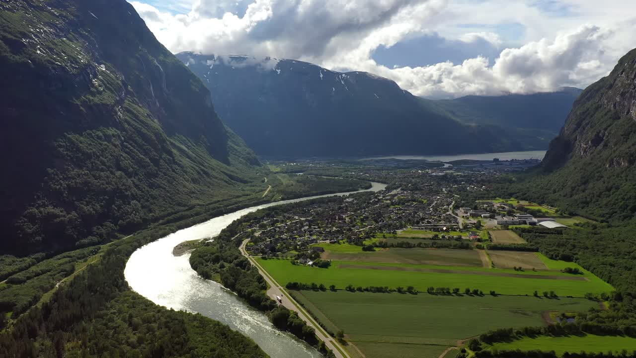 el pueblo de sunndalsora se encuentra en la desembocadura del río driva al comienzo del sunndalsfjorden. hermosa naturaleza paisaje natural de noruega.