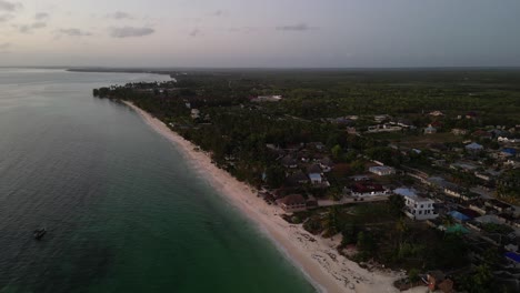 uroa beach resorts y casas en la isla de zanzíbar tanzania áfrica durante la puesta de sol, tiro aéreo a la izquierda
