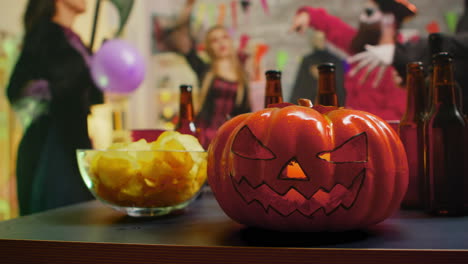 grupo de personas con disfraces celebrando halloween