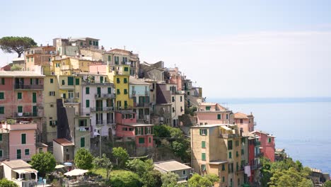 cinte terre 的五個美麗村莊之一,在海邊的懸崖上有多彩的房屋