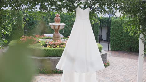 Brautkleid-Hängt-Vor-Dem-Brunnen