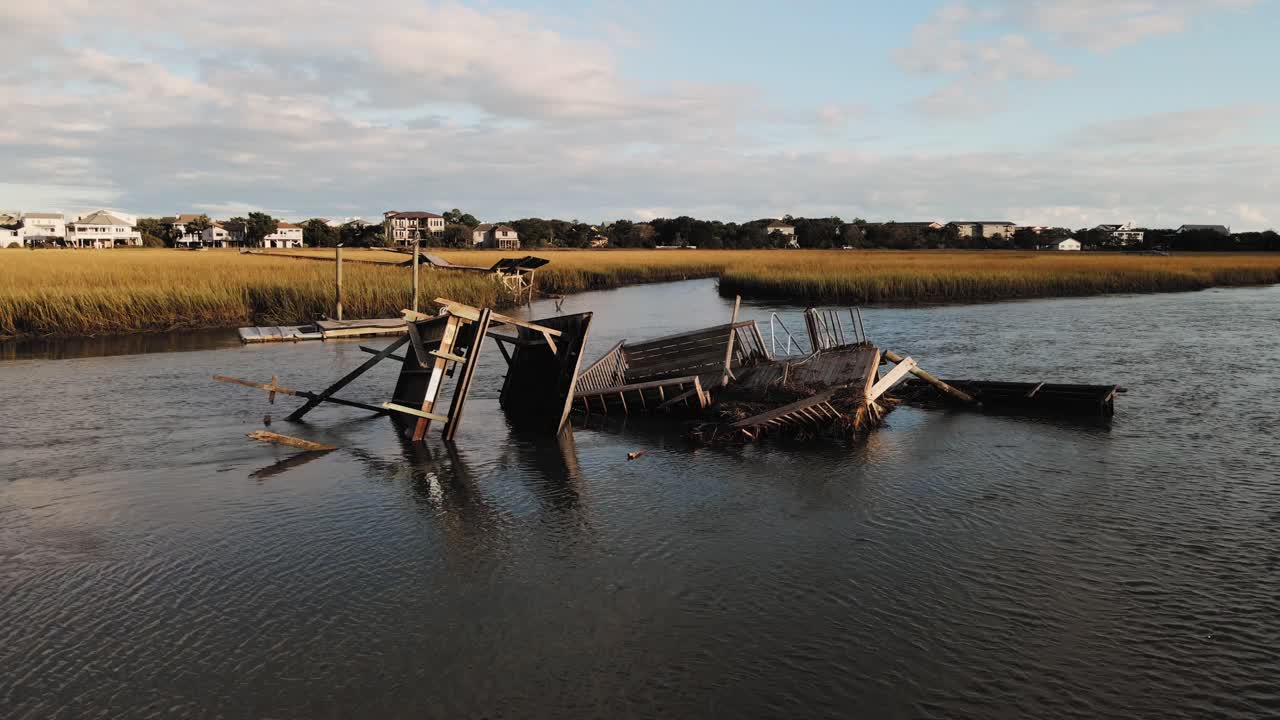 허리케인 이안 워터 이후 폴리스 섬에서 파괴된 도크의 일몰 궤도