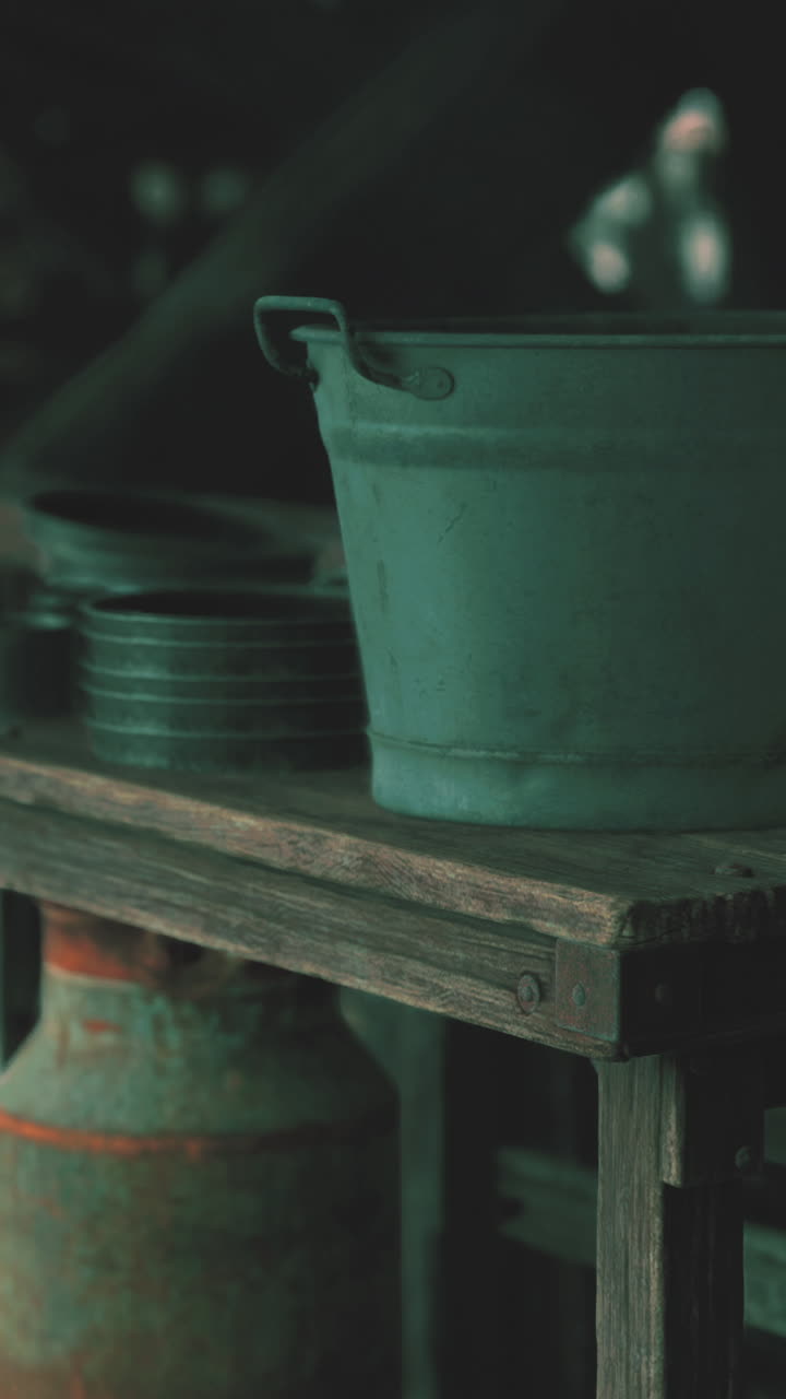 나무 선반 에 있는 오래된 금속 버