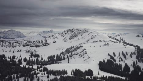 Oscuras-Nubes-Nevadas-Cuelgan-Sobre-El-Paisaje-Cubierto-De-Nieve-De-Los-Alpes-Austriacos