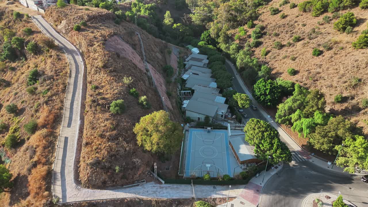 주거용 건물과 언덕 경사면 근처에 있는 항공 스포츠 코트