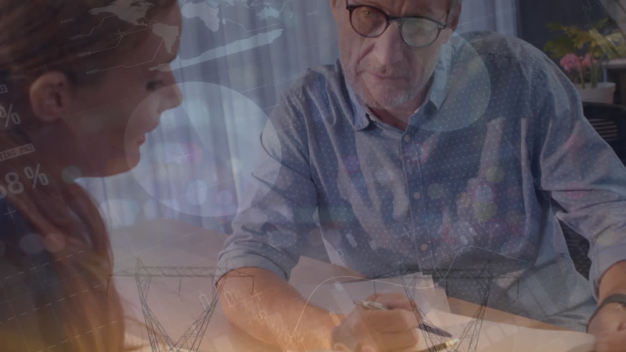 animación del procesamiento de datos estadísticos sobre una pareja de ancianos caucásicos que calcula las finanzas en casa.