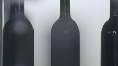 tiro macro de vino tinto llenado en botellas por máquina automatizada en bodega