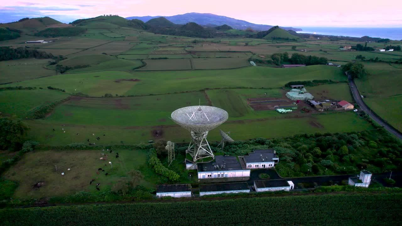 사오 미구엘 섬의 아름다운 풍경과 산으로 둘러싸인 버려진 통신 위성의 공중 촬영