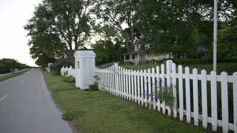 traditional-white-picket-fences-of-Mackinac-Island,-Michigan-in-the-summertime