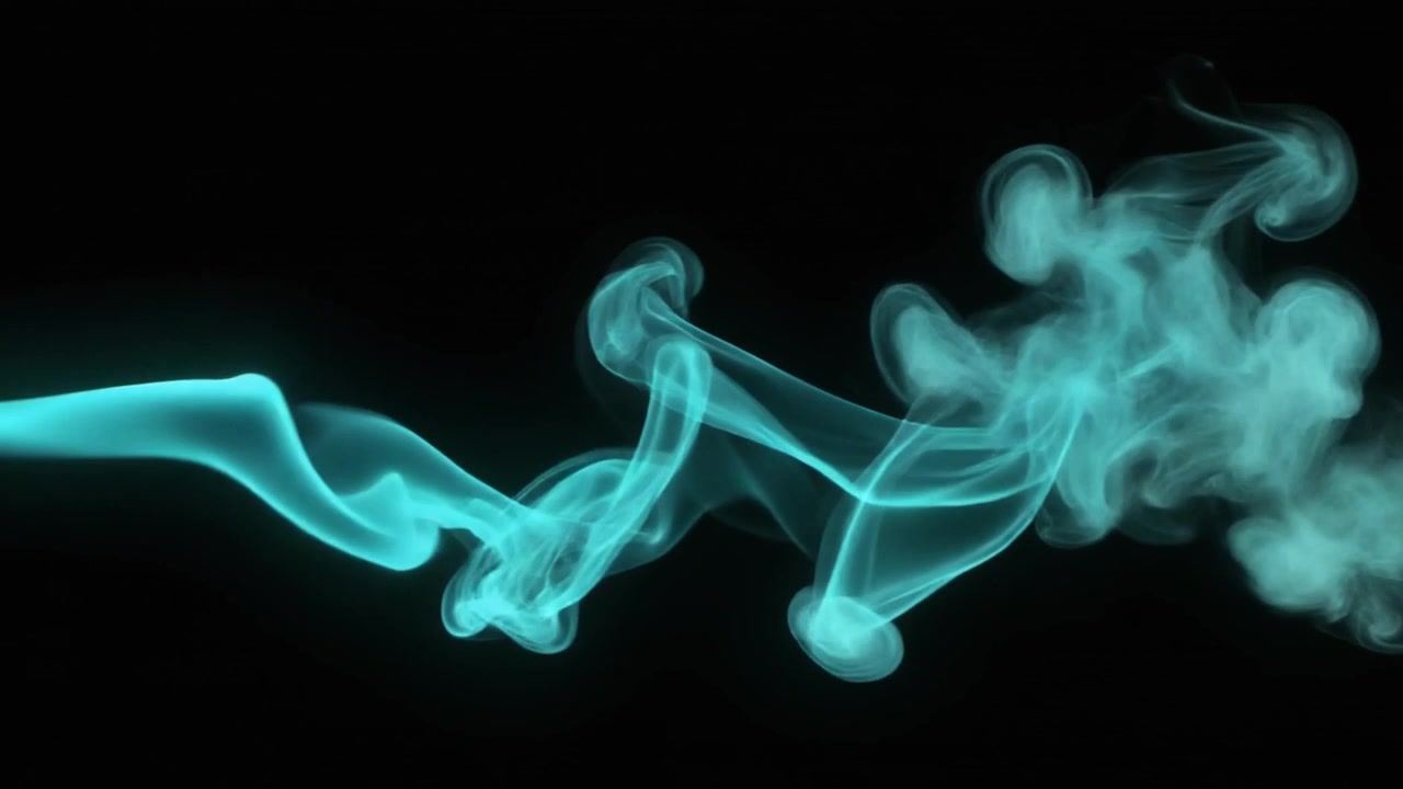 Fumo astratto ciano vorticante su sfondo nero