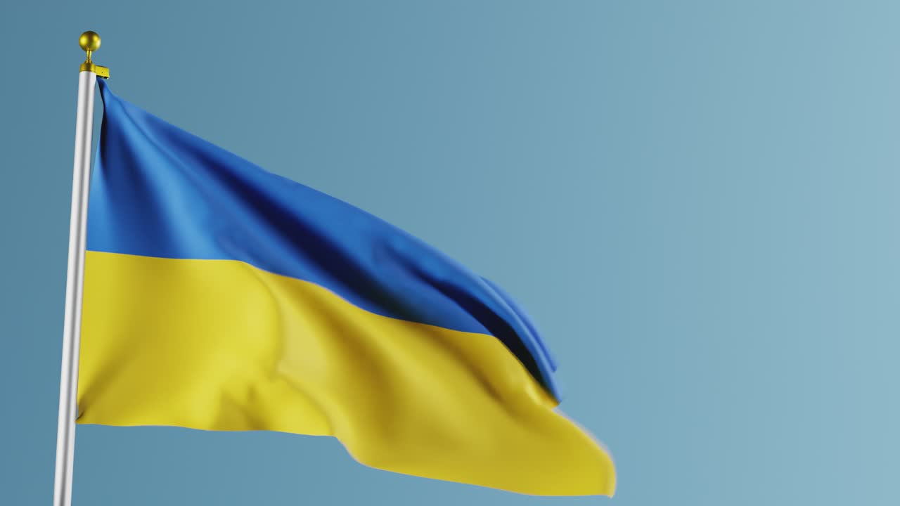 Bandiera ucraina che sventola al vento su sfondo blu.