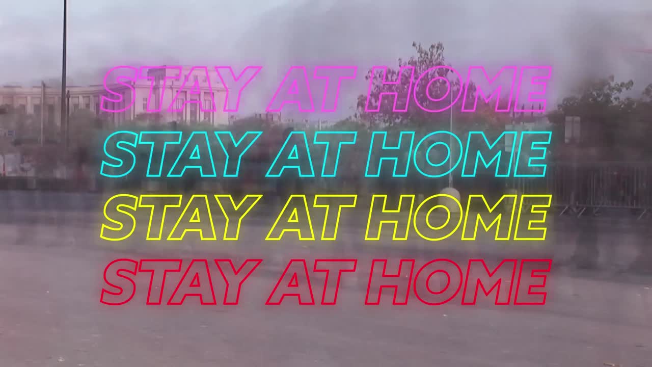 animación de cuatro líneas de coloridas palabras de neón quedarse en casa sobre las personas que caminan por la calle