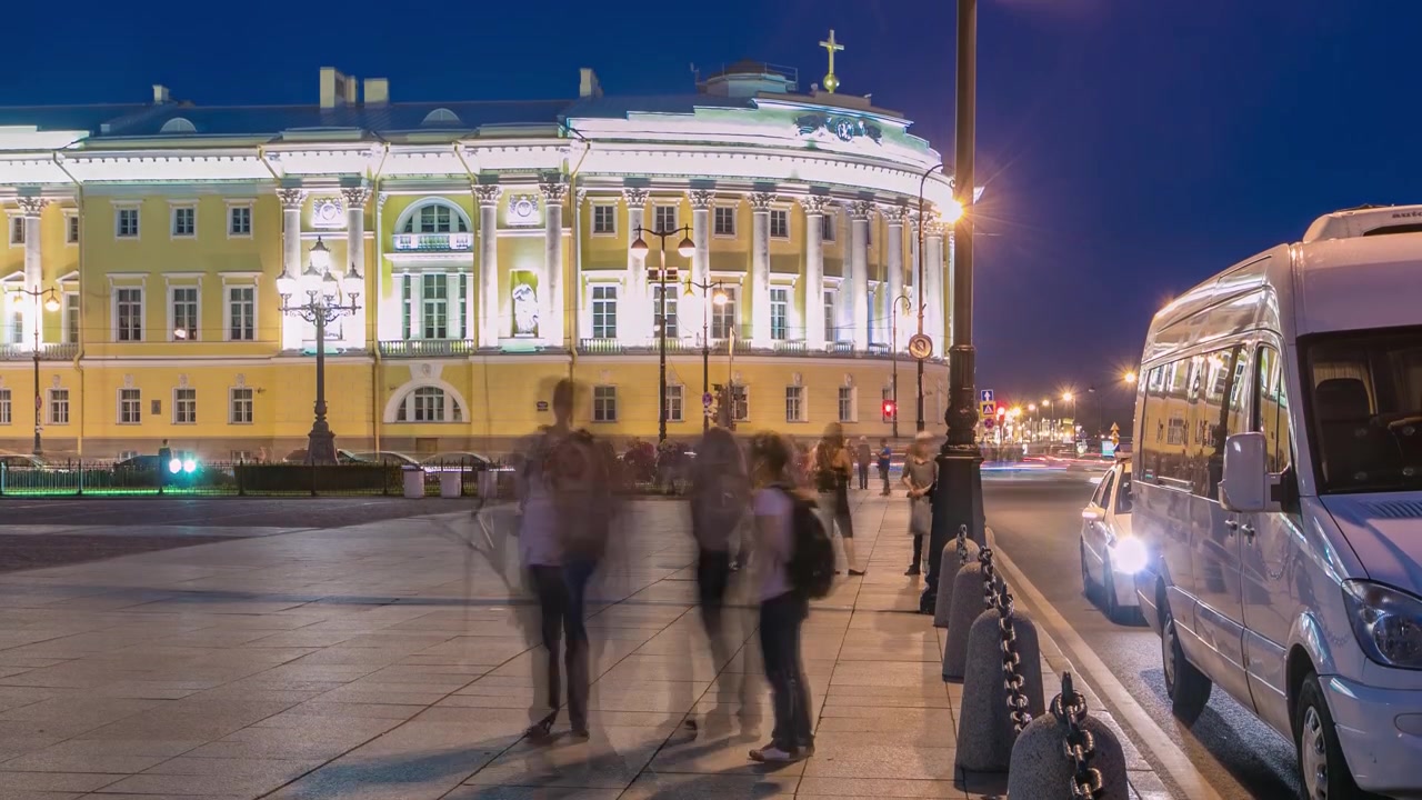 Timelapse do Edifício do Tribunal Constitucional Russo perto do Monumento a Pedro I, Biblioteca Boris Yeltsin, Iluminação Noturna e Tráfego. São Petersburgo, Rússia.