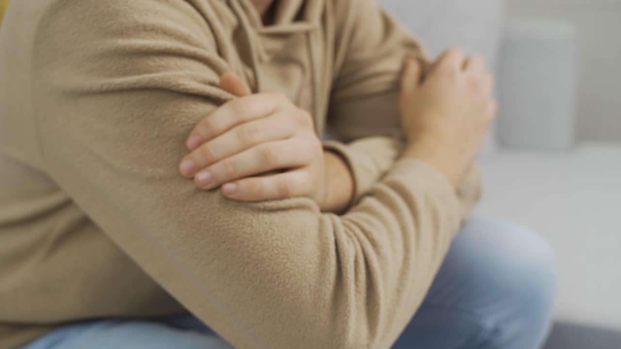 manos adolescentes estresadas y deprimidas.