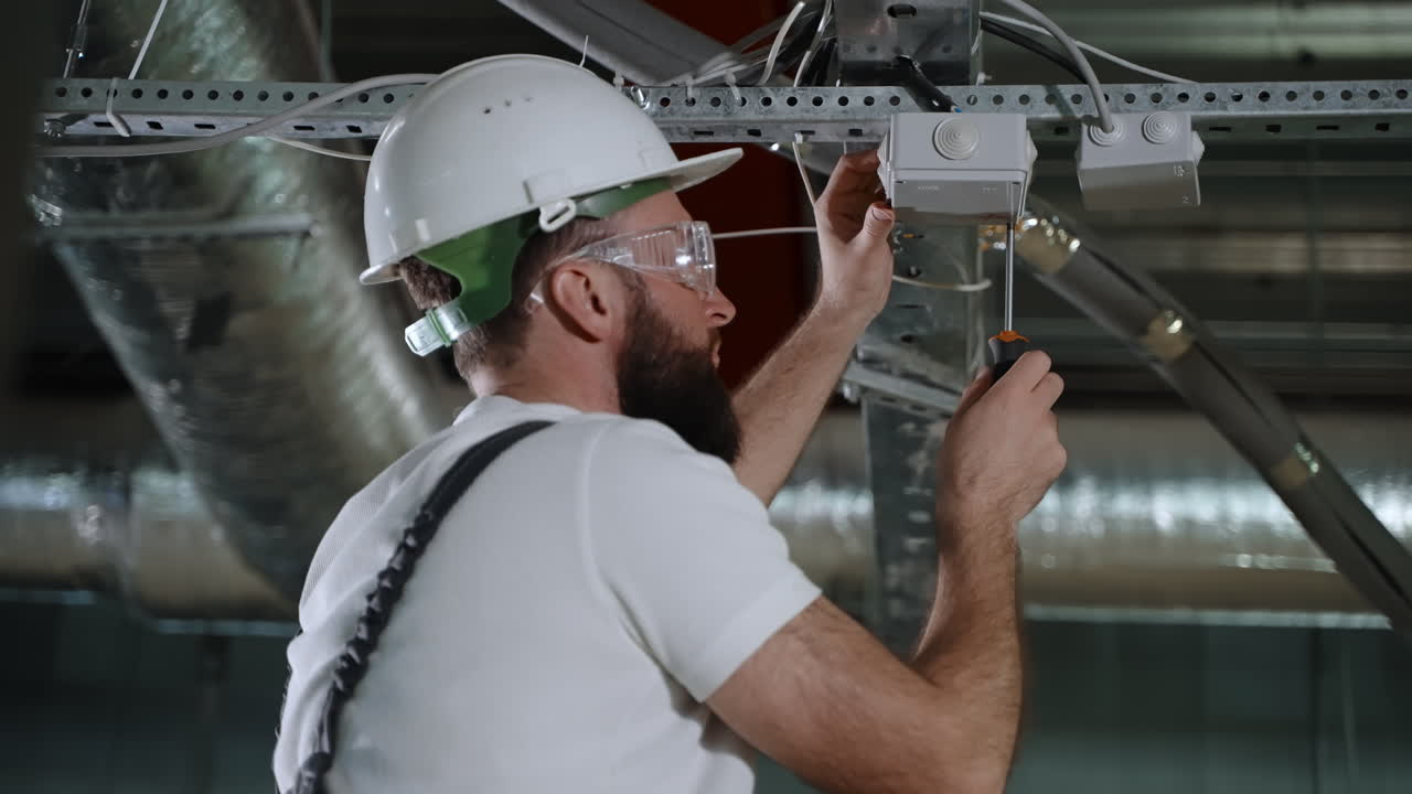 Elektriker arbejder på ventilationssystem